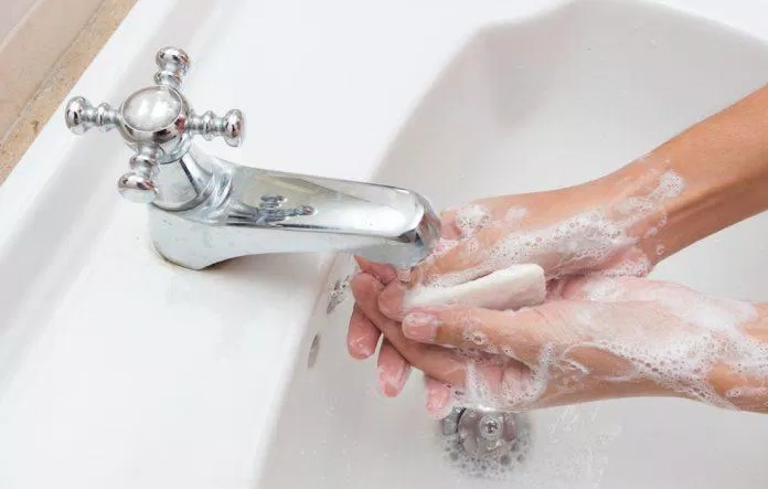 Rửa tay trước khi chế biến thức ăn là một biện pháp hữu hiệu phòng ngừa ngộ độc thực phẩm (Nguồn: Internet)