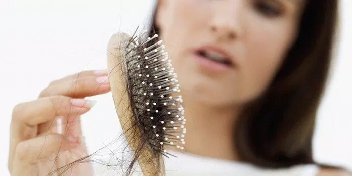 Rụng tóc là một trong những hậu quả của việc thiếu kẽm (Nguồn: Internet)