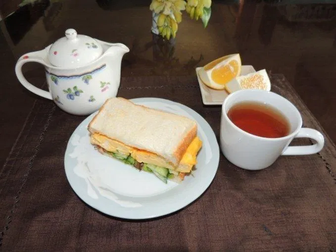 Thói quen ăn bánh sandwich kẹp bơ đường hay xúc xích dễ gây béo. (Ảnh: Internet) Thói quen ăn bánh sandwich kẹp bơ đường hay xúc xích dễ gây béo. (Ảnh: Internet)