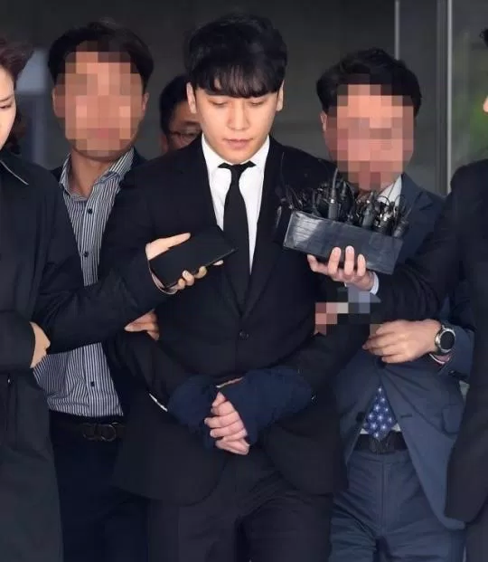 Seungri rời phiên điều trần vào ngày 14/5/2019 (Nguồn: Internet). Seungri rời phiên điều trần vào ngày 14/5/2019 (Nguồn: Internet).