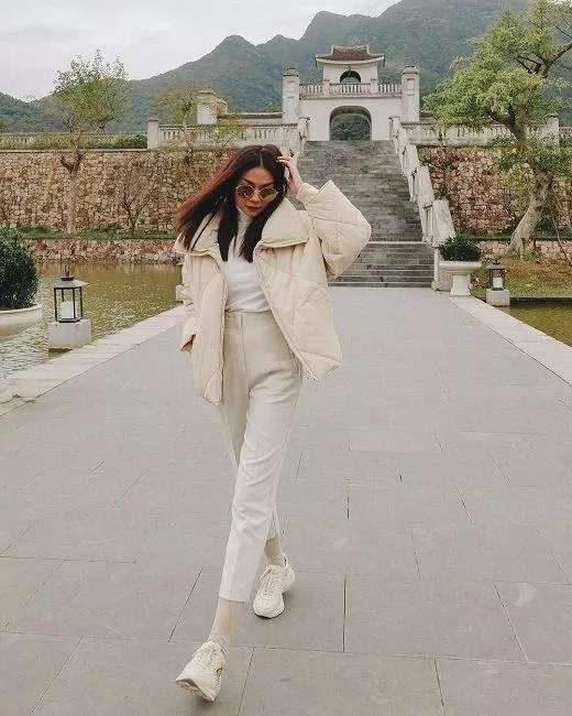 Sneaker trắng dễ dàng kết hợp với mọi outfit (Nguồn: Internet) Sneaker trắng dễ dàng kết hợp với mọi outfit (Nguồn: Internet)