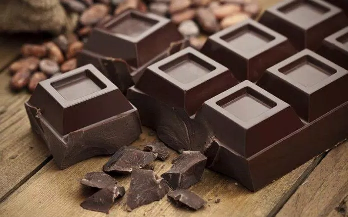 Sô cô la đen là một loại thực phẩm có hàm lượng calo cao (Ảnh: Internet)