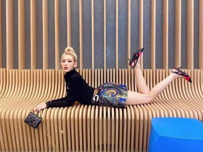 Somi xinh đẹp trong thiết kế giày slingback (Nguồn: Internet) Somi xinh đẹp trong thiết kế giày slingback (Nguồn: Internet)