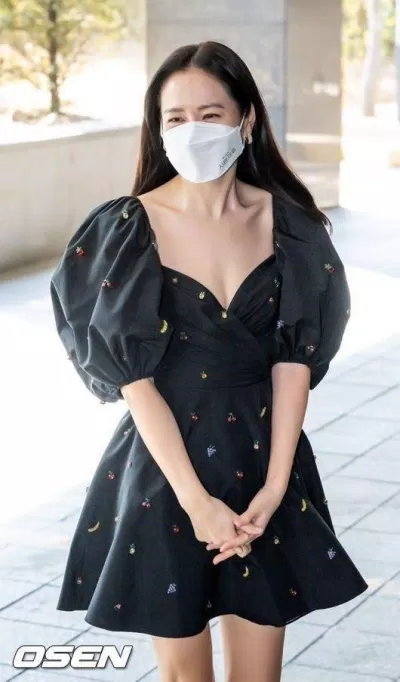 Son Ye Jin mặc một chiếc váy đen thêu hoa với đường viền cổ yếm. (Nguồn: Internet.)