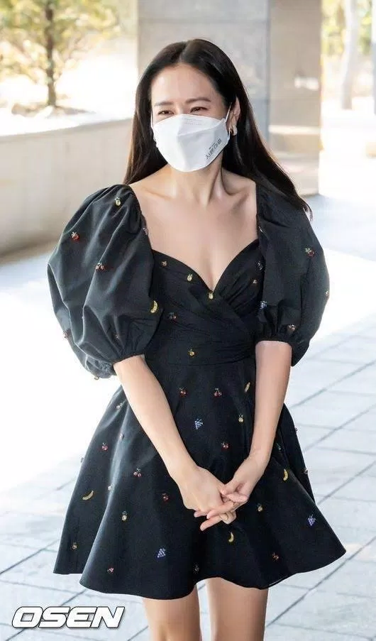 Son Ye Jin diện váy đen thêu hoa cổ yếm.  (Nguồn: Internet.)