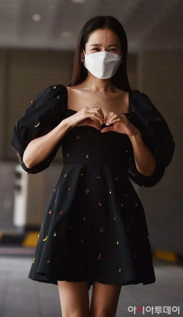 Thậm chí, nữ diễn viên còn tự tay tạo hình trái tim dễ thương để gửi tặng người hâm mộ và báo giới (Nguồn: Internet.)