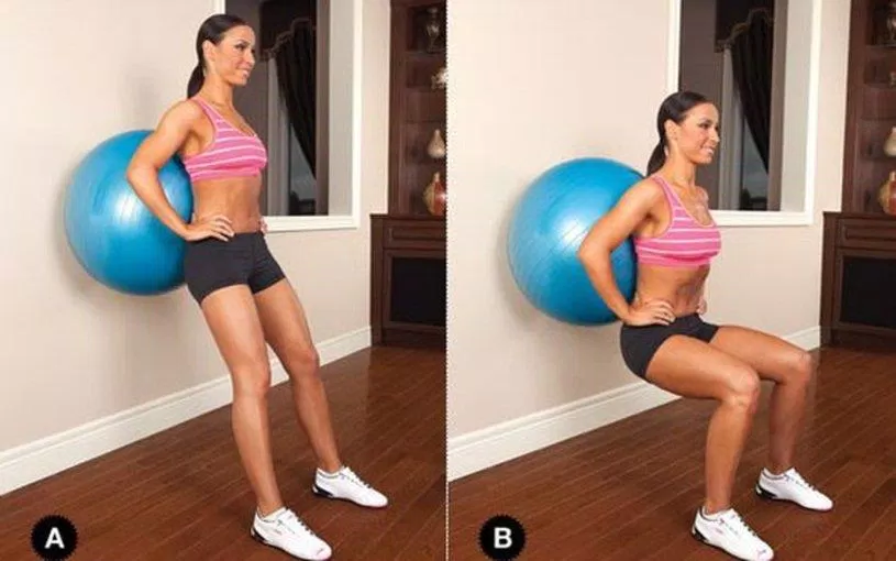 Bài tập Squat với bóng sẽ tác động lên phần bụng và đùi. (Ảnh: Internet) Bài tập Squat với bóng sẽ tác động lên phần bụng và đùi. (Ảnh: Internet)