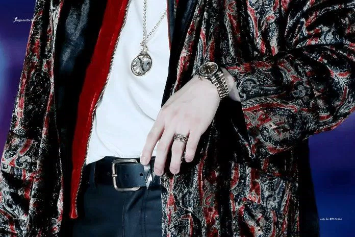 Chiếc đồng hồ Rolex với giá trị khoảng 220 triệu đồng được Suga đeo trong chuỗi concert "The Wings Tour" năm 2017 (Nguồn: Internet) Chiếc đồng hồ Rolex với giá trị khoảng 220 triệu đồng được Suga đeo trong chuỗi concert "The Wings Tour" năm 2017 (Nguồn: Internet)