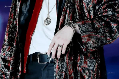 Chiếc đồng hồ Rolex với giá trị khoảng 220 triệu đồng được Suga đeo trong chuỗi concert "The Wings Tour" năm 2017 (Nguồn: Internet) Chiếc đồng hồ Rolex với giá trị khoảng 220 triệu đồng được Suga đeo trong chuỗi concert "The Wings Tour" năm 2017 (Nguồn: Internet)