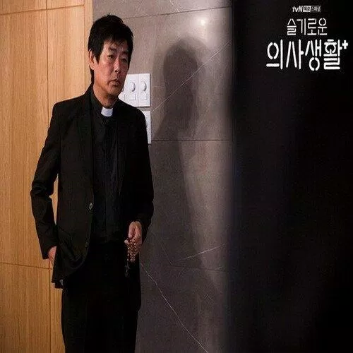 Sung Dong IL vai anh cả của bác sĩ Jung Won.  Ảnh: Internet