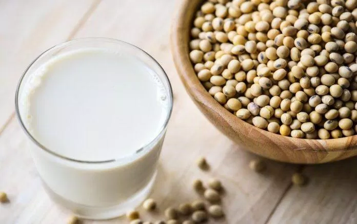 Uống sữa đậu nành ở mức vừa phải, khoảng 500ml sữa / ngày.  (Hình: Internet)
