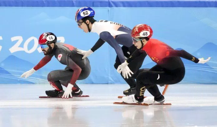 VĐV trượt băng tốc độ Hwang Dae-heon (ở giữa) trong phần thi tại Olympics Mùa đông vừa qua (Nguồn: Internet) VĐV trượt băng tốc độ Hwang Dae-heon (ở giữa) trong phần thi tại Olympics Mùa đông vừa qua (Nguồn: Internet)