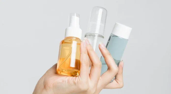 Tẩy da chết cũng giải phóng tình trạng lỗ chân lông bít tắc hiệu quả (Nguồn: internet)