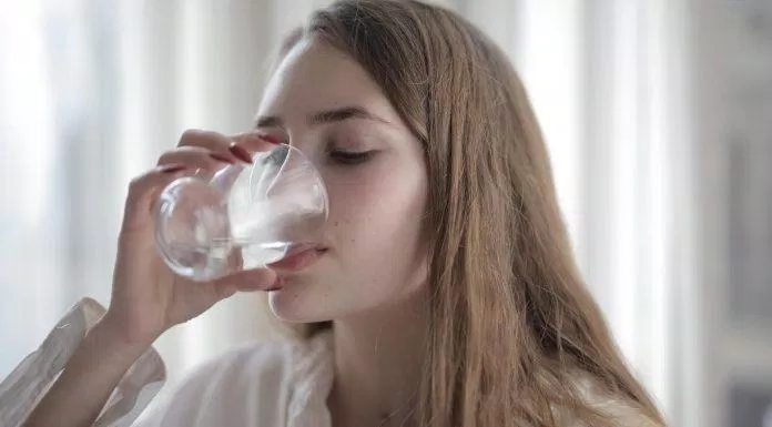 Uống nước mỗi ngày là bí quyết giúp da ẩm mượt, mịn màng từ bên trong (Nguồn: internet)