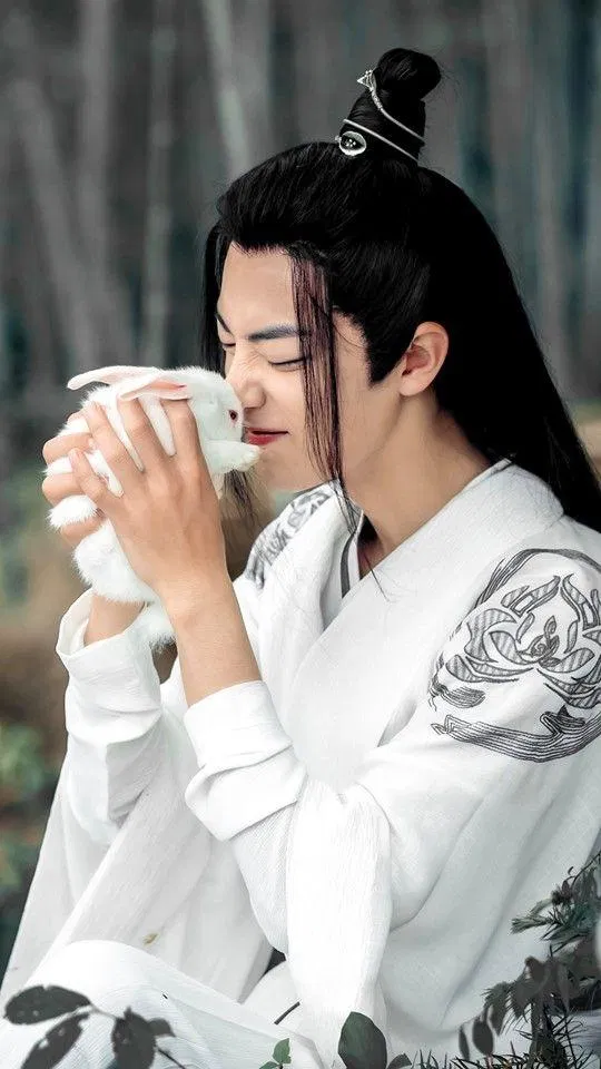 Ở phân cảnh hậu trường, Tiêu Chiến cũng đã từng nhờ người chụp cho mình với những chú thỏ xuất hiện trong Trần Tình Lệnh (Nguồn: Pinterest).