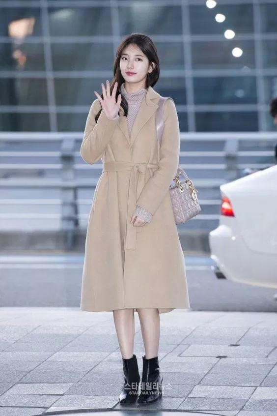Tình đầu quốc dân Suzy nổi bật với đôi boot đen và chiếc áo măng tô dáng dài (Nguồn: Internet)