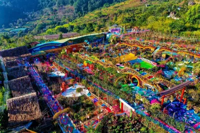 Quá nhiều màu sắc với những bố cục không hợp lý khiến Vườn Thượng Uyển Bay như đang "lạc quẻ" giữa đồi thông (Nguồn: Internet).