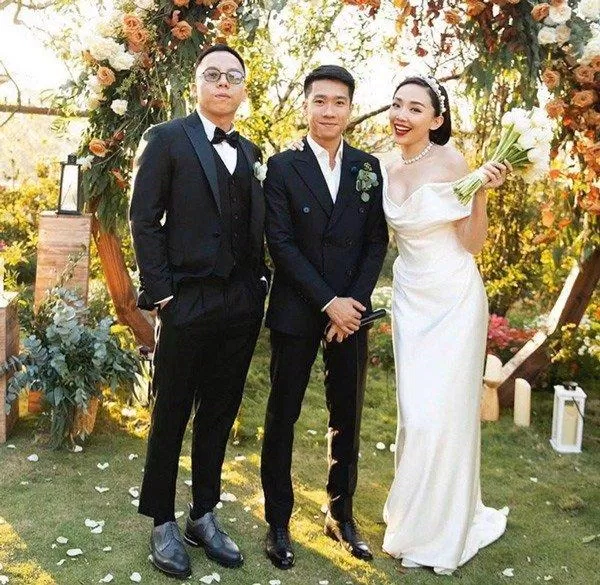2 vợ chồng chụp ảnh cùng khách mời (Ảnh: Internet) 2 vợ chồng chụp ảnh cùng khách mời (Ảnh: Internet)
