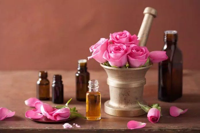 Viên uống thơm cơ thể được chiết xuất từ tinh dầu hoa hồng (Nguồn: Internet)