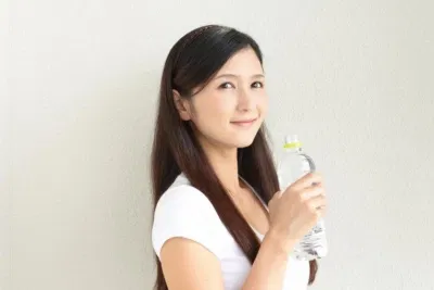 Thường xuyên bổ sung nước sẽ giúp chân không bị phù. (Ảnh: Internet) Thường xuyên bổ sung nước sẽ giúp chân không bị phù. (Ảnh: Internet)