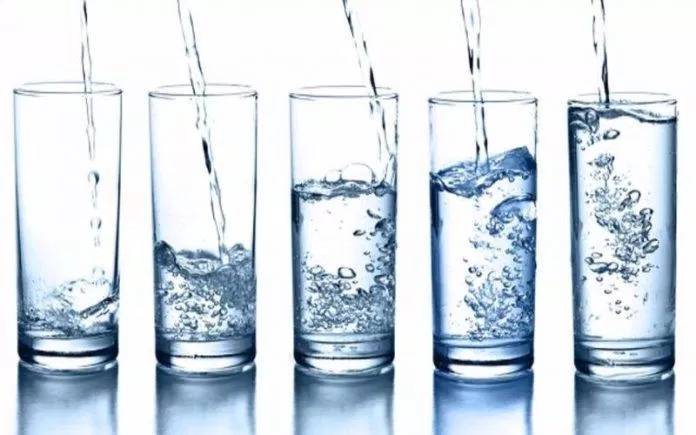 Uống nước bao nhiêu là đủ? (Ảnh: Internet)