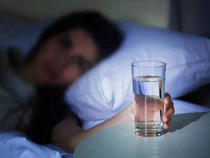 Uống nước quá nhiều trước khi đi ngủ ( nguồn : internet)