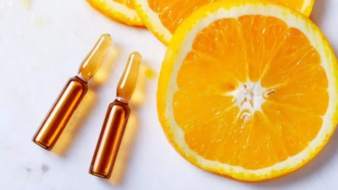 Vitamin C có thể được điều chế thành dạng tinh chất có tác dụng ẩm cho da căng mượt (Nguồn: internet)