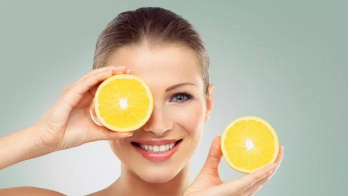 Vitamin C còn giúp làm sáng da giảm mờ thâm mụn hiệu quả (nguồn: internet)