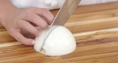 Xắt hành tây đúng cách là như thế nào? (Nguồn: Internet) Xắt hành tây đúng cách là như thế nào? (Nguồn: Internet)