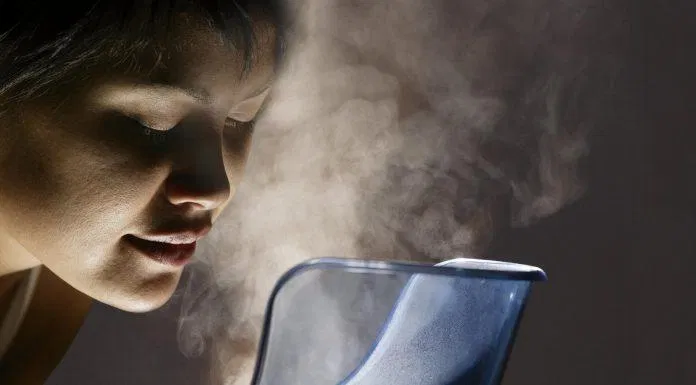 Xông hơi mặt giúp lỗ chân lông được giãn nỡ hấp thu nhiều dưỡng chất tốt hơn (Nguồn: internet)