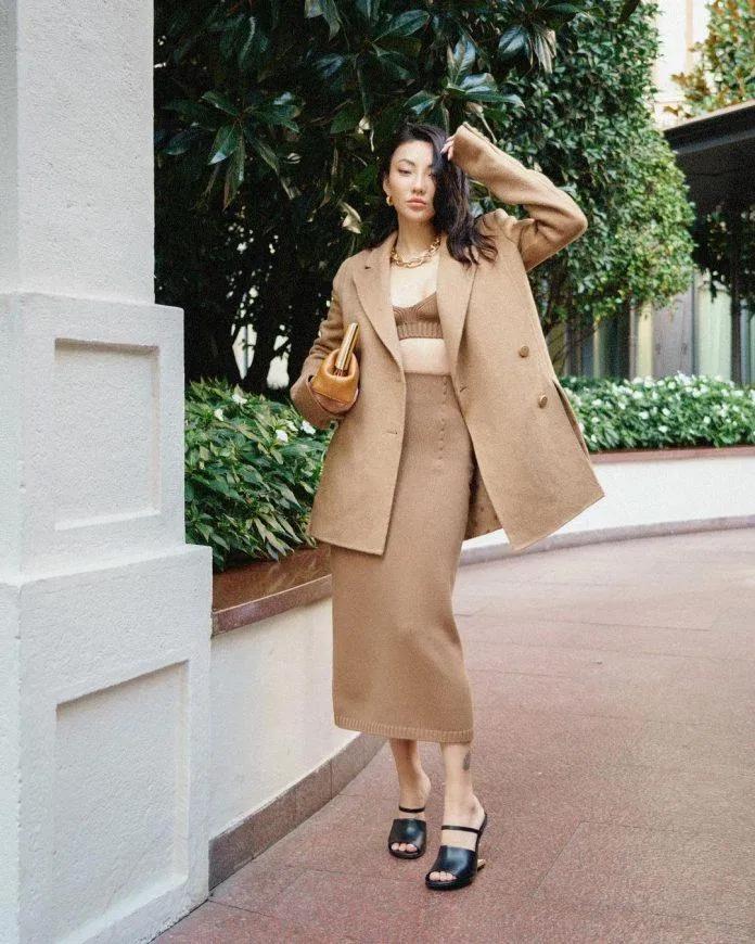 Blazer "quá khổ" với tay áo dài, ve áo mở rộng là thiết kế chủ đạo của mùa mốt này (Nguồn: Instagram / @jessicawang)