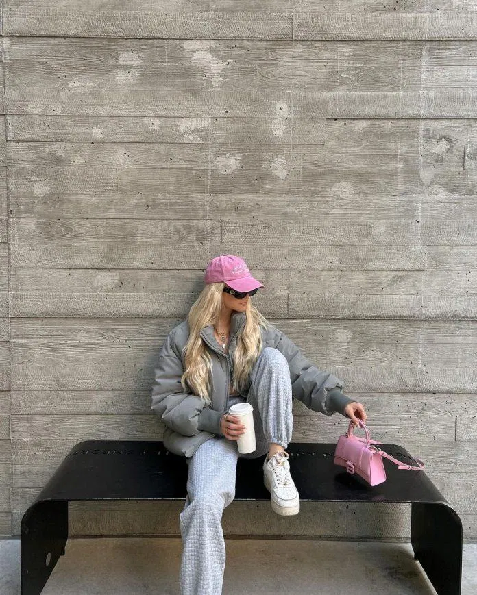 Chỉ cần vài phụ kiện sáng màu là đã đủ để khiến outfit của bạn bừng sáng (Nguồn: Instagram / @shestyledwhat)