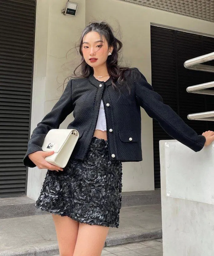 Trong mùa Xuân/Hè 2022, bạn nên ưu tiên cho những mẫu váy ngắn đứng dáng (Nguồn: Instagram / @chaichanh)