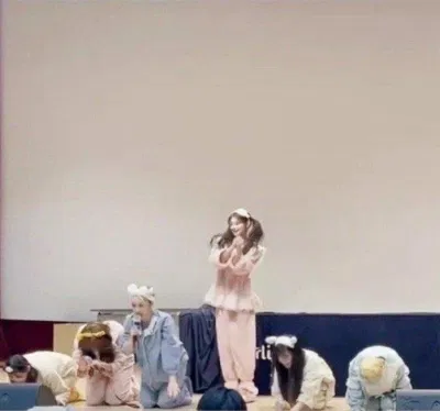 Yiren (EVERGLOW) thay vì quỳ xuống chào như các thành viên khác thì lại chúc mừng năm mới theo phong tục của người Trung (Nguồn: Internet) Yiren (EVERGLOW) thay vì quỳ xuống chào như các thành viên khác thì lại chúc mừng năm mới theo phong tục của người Trung (Nguồn: Internet)