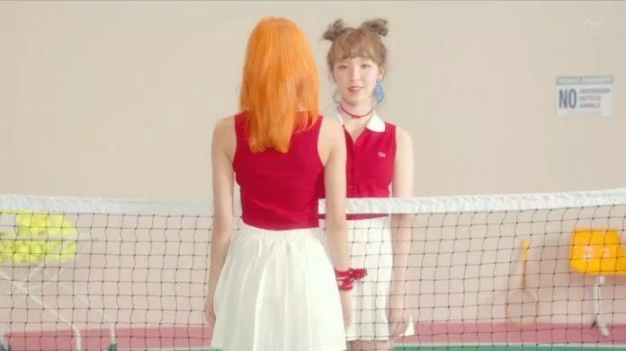 Wendy và Seulgi đang thì thầm gì đó với nhau… (Nguồn ảnh: Internet)