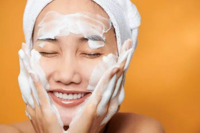 Rửa mặt quá nhiều cũng không tốt cho da (Nguồn: Internet)
