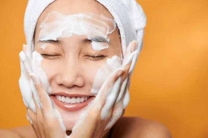 Rửa mặt quá nhiều cũng không tốt cho da (Nguồn: Internet) Rửa mặt quá nhiều cũng không tốt cho da (Nguồn: Internet)