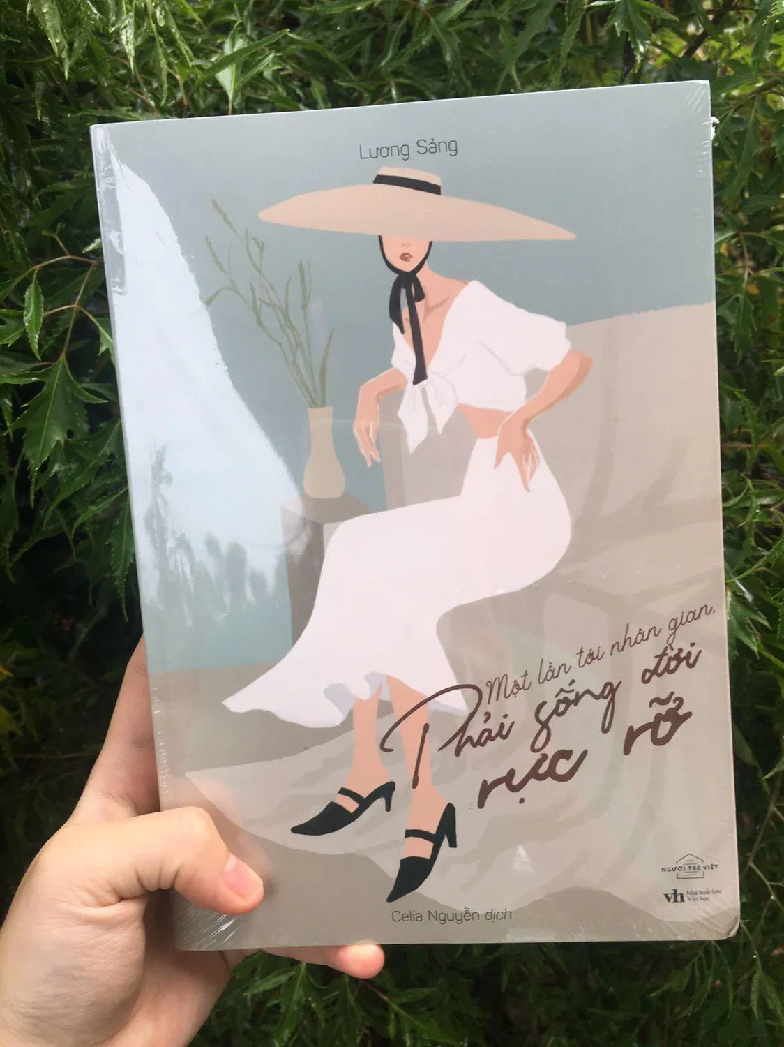 Bìa sách một đời tới nhân gian phải sống đời rực rỡ cho bạn đọc tham khảo. (Ảnh: Internet)