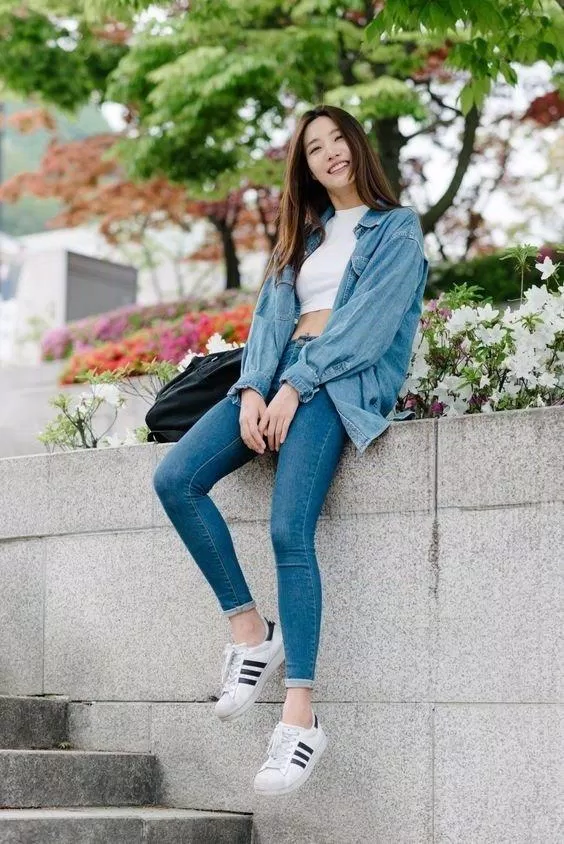 Chọn dáng áo croptop mix cùng áo khoác sơ mi năng động (Nguồn: Internet) Chọn dáng áo croptop mix cùng áo khoác sơ mi năng động (Nguồn: Internet)