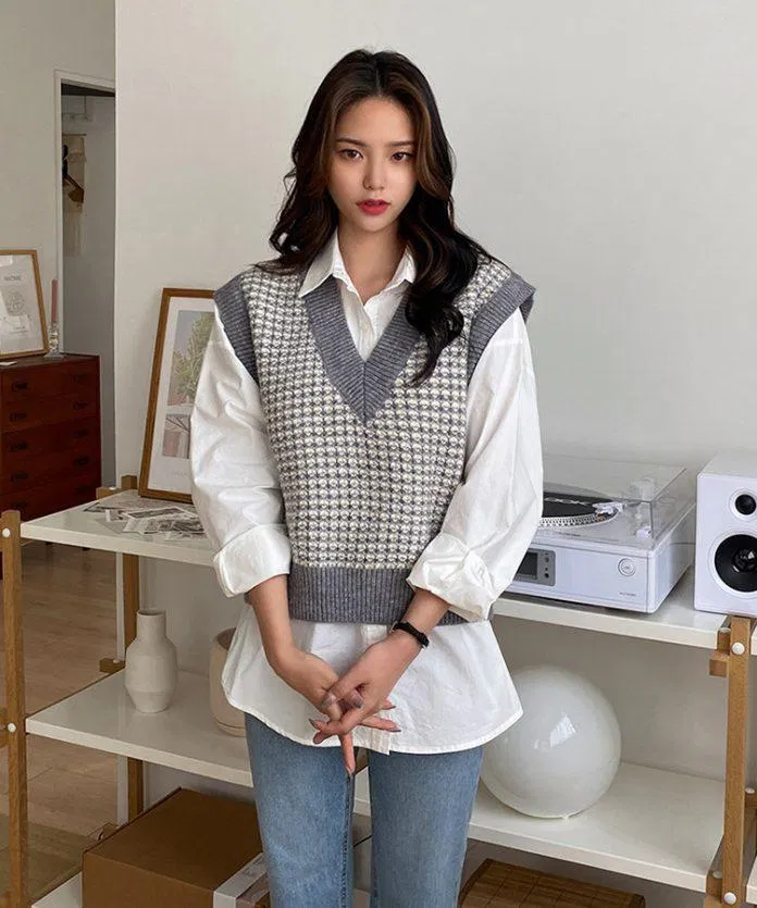 Lựa áo sơ mi rộng cùng gile bên ngoài (Nguồn: Internet) Lựa áo sơ mi rộng cùng gile bên ngoài (Nguồn: Internet)