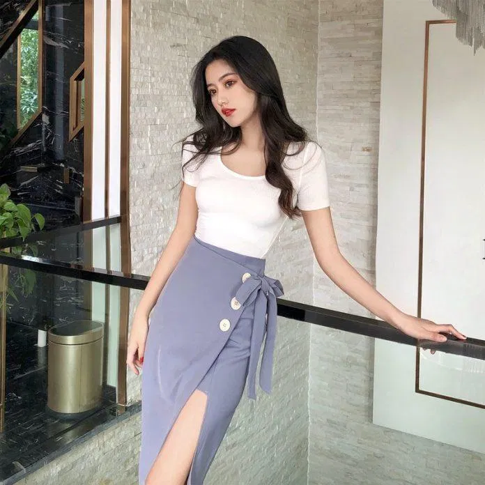 Chân váy xẻ tà giúp cân dáng cho nàng (Nguồn: Internet) Chân váy xẻ tà giúp cân dáng cho nàng (Nguồn: Internet)