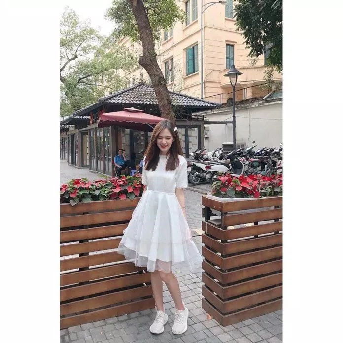 Váy trắng nhẹ nhàng xinh xắn (Nguồn: Internet) Váy trắng nhẹ nhàng xinh xắn (Nguồn: Internet)