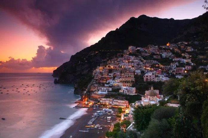 Bờ biển Amalfi trong ánh hoàng hôn (Ảnh: Internet)