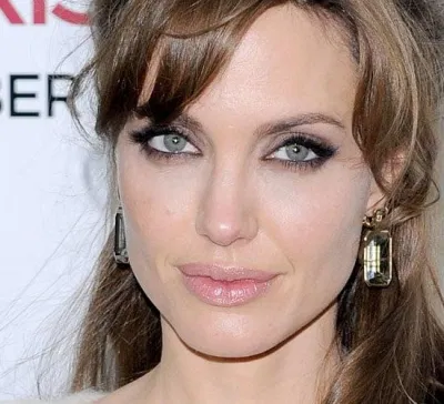 Kiểu trang điểm thường thấy của Angelina Jolie (Nguồn: Internet) Kiểu trang điểm thường thấy của Angelina Jolie (Nguồn: Internet)