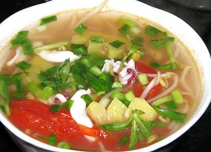 Canh mực nấu dứa chua nhẹ thích hợp cho những ngày nóng bức (Ảnh: Internet) Canh mực nấu dứa chua nhẹ thích hợp cho những ngày nóng bức (Ảnh: Internet)