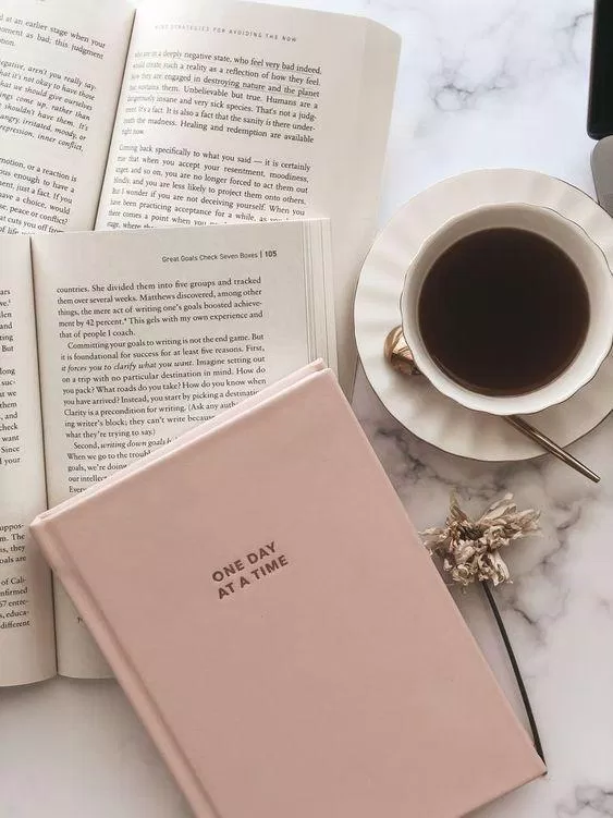 Hình ảnh cà phê và sách đẹp làm nguồn cấp dữ liệu Instagram (Ảnh: Internet)