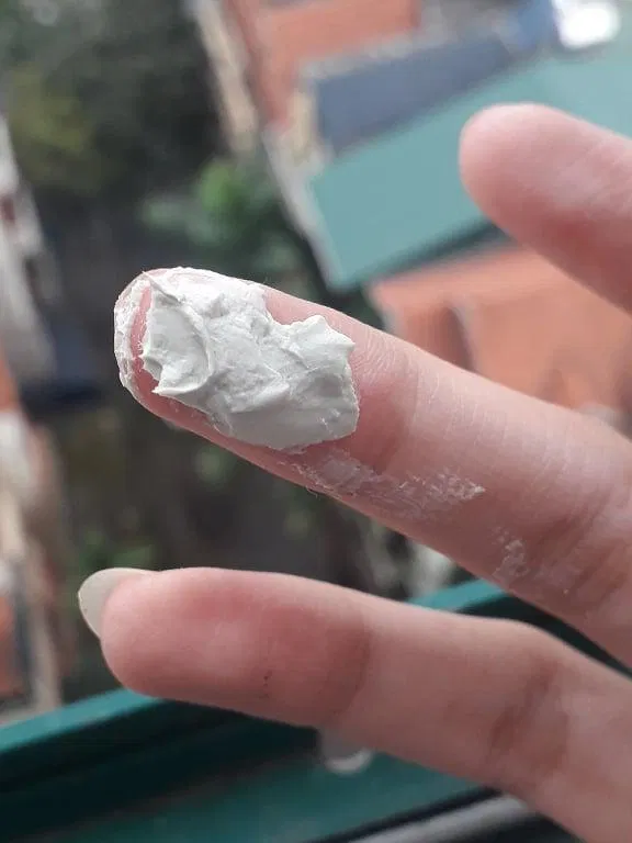 Ảnh chụp cận chất sản phẩm mặt nạ đất sét BHA Lucenbase (nguồn: BlogAnChoi)