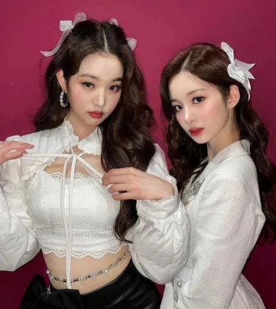 Ảnh hậu trường của Wonyoung (trái) và Sullyoon (phải) (Nguồn: Internet) Ảnh hậu trường của Wonyoung (trái) và Sullyoon (phải) (Nguồn: Internet)