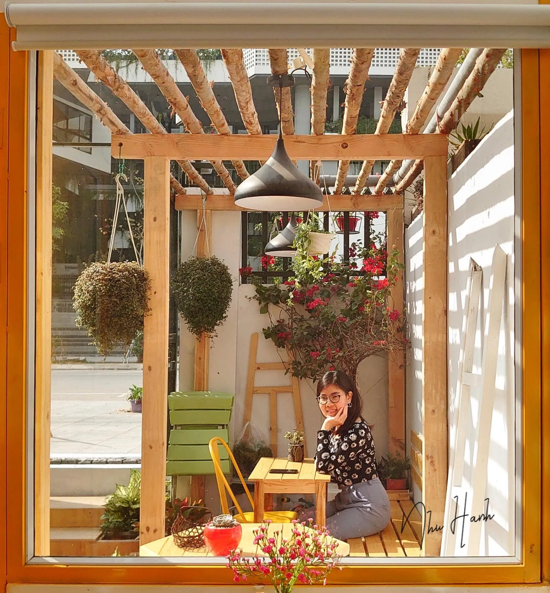 Quán được trang trí theo tông màu ấm cúng và nền nã