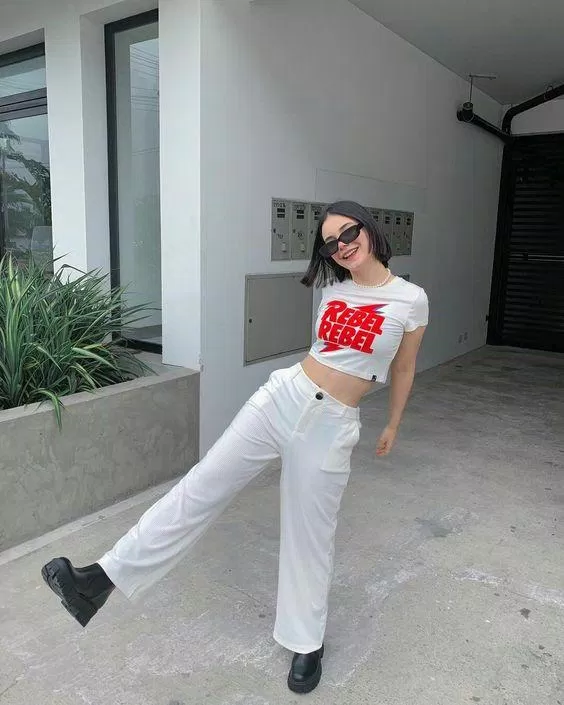 Áo baby tees trắng với hình thêu đỏ nổi bật phối cùng quần jean trắng ống rộng cùng màu (nguồn: Internet)